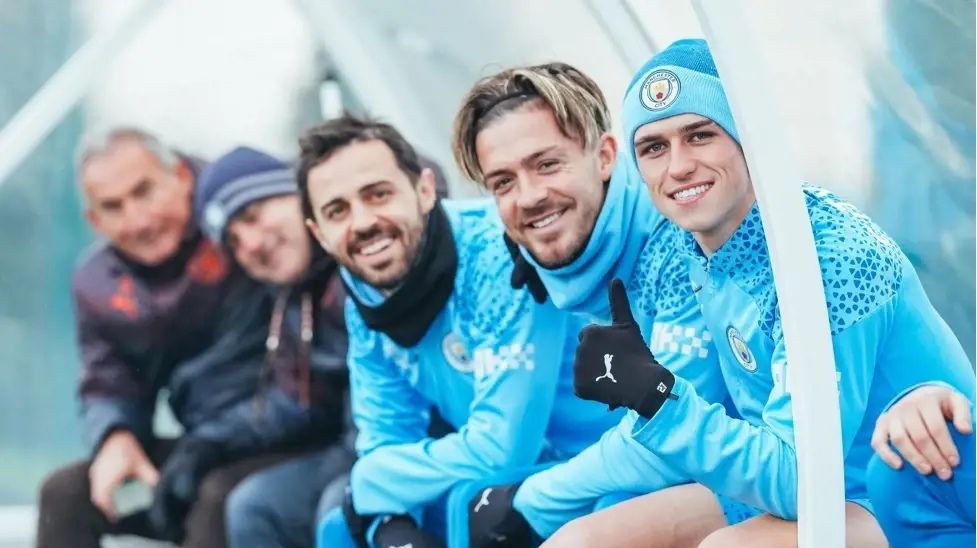 Бернарду Силва, Джек Грилиш и Фил Фоден (в голубом слева направо). Источник: официальный сайт ФК «Манчестер Сити» 