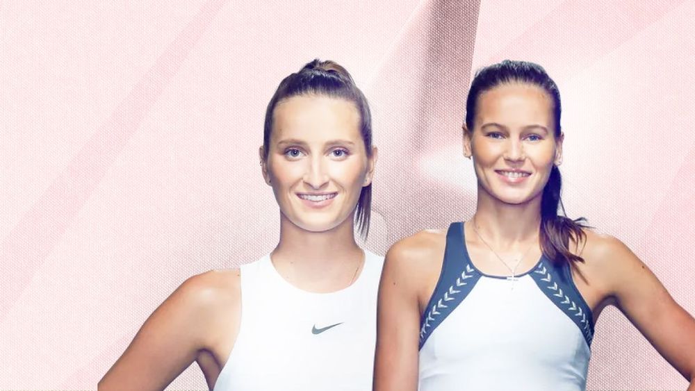 Маркета Вондроушова и Вероника Кудерметова (слева направо)