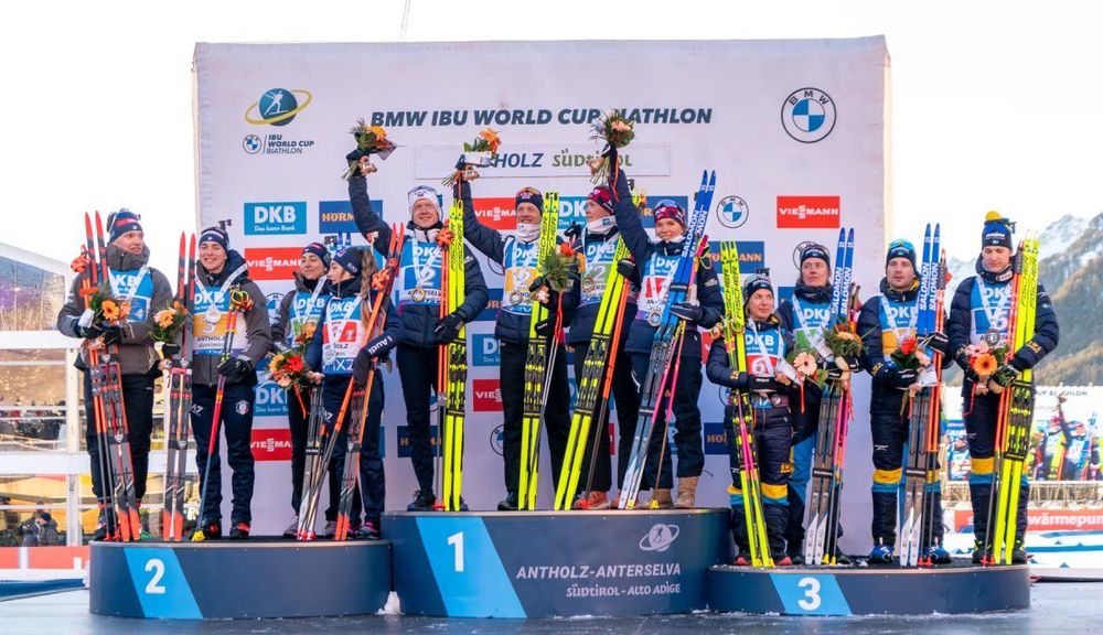Призеры смешанной эстафеты в Антхольце-2024. Источник: IBU / Vianney Thibaut