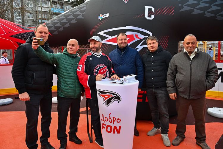 В Омске открылась хоккейная площадка имени Максима Сушинского