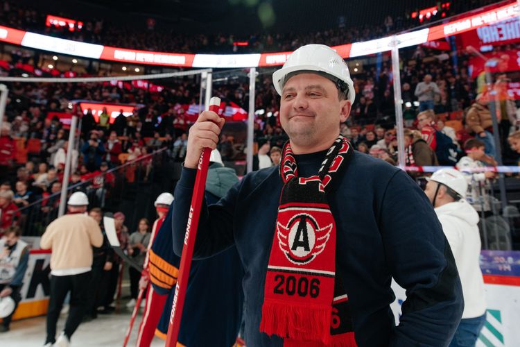 «Поставил 1 000 рублей и выиграл машину». В Екатеринбурге FONBET и КХЛ разыграли третью Niva Legend