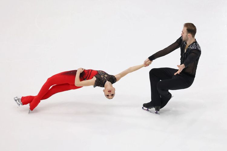 Бывшие российские фигуристы вошли в топ-3 после короткой программы пар на ЧЕ-2026