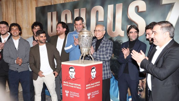 В Ереване встретили овациями премьеру фильма о Симоняне