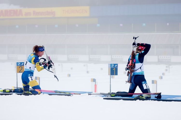 Ханна Эберг и Дениз Херрманн-Вик (слева направо) на стрельбище в ходе гонки преследования. Источник: IBU