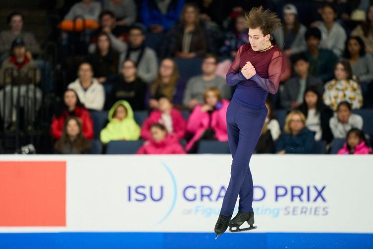 Ученик Тутберидзе выиграл короткую программу на чемпионате Европы по фигурному катанию