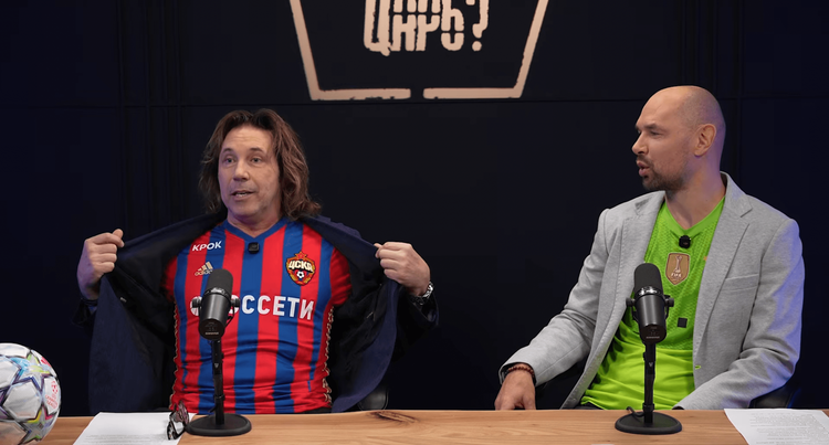 «Мне неудобно, чешется». Мостовой надел футболку ЦСКА после проигранного спора с Игнашевичем