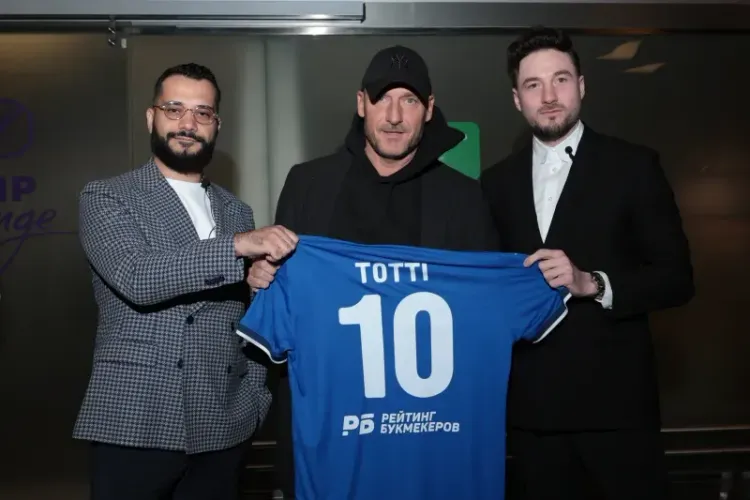 Арам Погосян, директор по развитию РБ (слева), Франческо Тотти (в центре), Аскер Тхалиджоков, гендиректор РБ (справа)