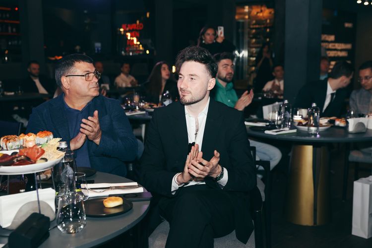 Генеральный директор «Рейтинга букмекеров» Аскер Тхалиджоков (справа)